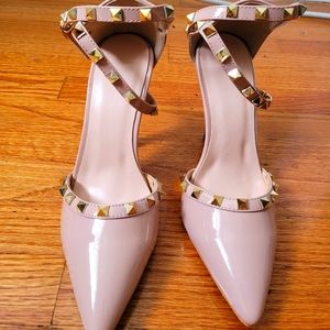 Nude pointy studded heels